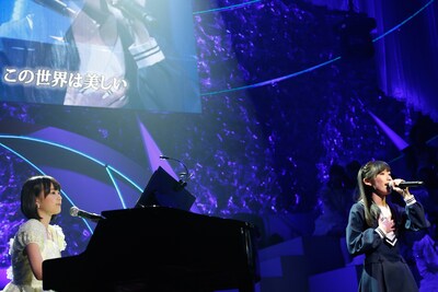 渡辺麻友は乃木坂46の「君の名は希望」を熱唱。シークレットゲストとして登場した乃木坂46生田絵梨花がピアノを演奏した。 (C)AKS