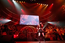 「ハートエレキ」を熱唱する松井珠理奈。 (C)AKS