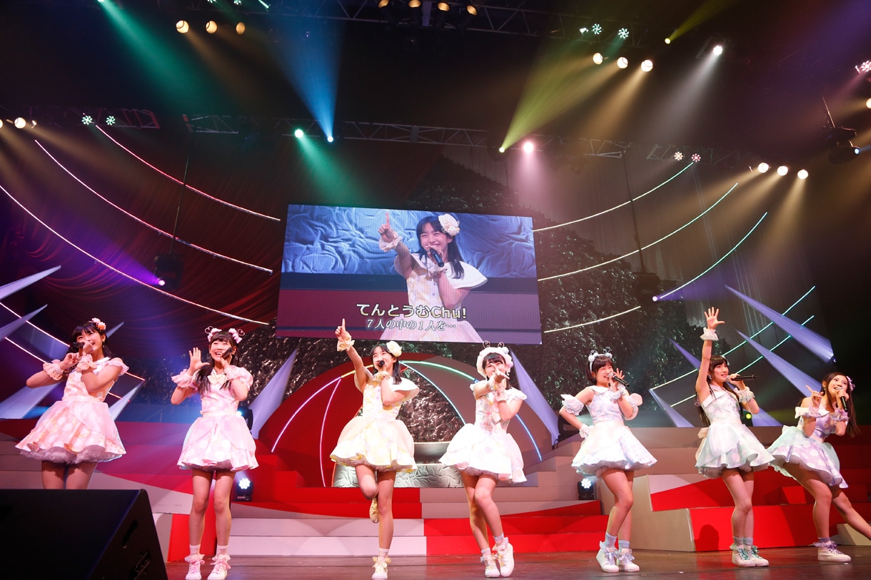 「選んでレインボー」を歌うてんとうむChu!。 (C)AKS