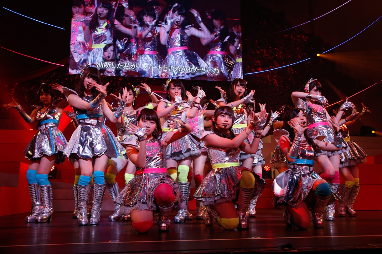 「カモネギックス」を歌うNMB48。 (C)AKS