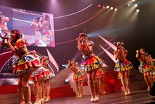 「賛成カワイイ！」を歌うSKE48。 (C)AKS