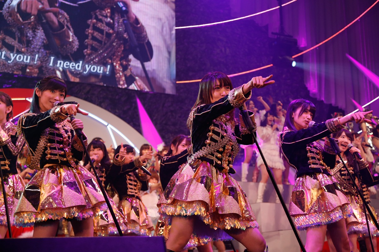 全出演メンバーによる「ヘビーローテーション」歌唱シーン。 (C)AKS