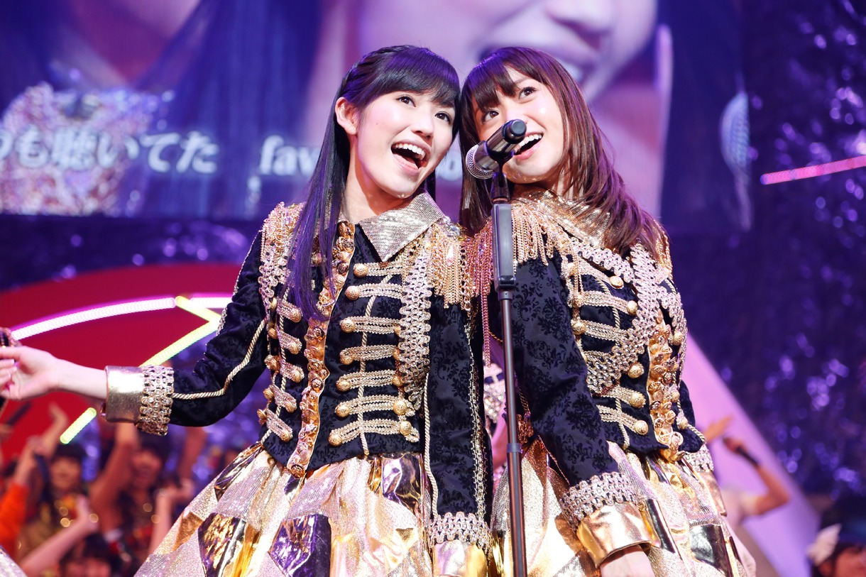「ヘビーローテーション」を歌う渡辺麻友（左）と大島優子（右）。 (C)AKS