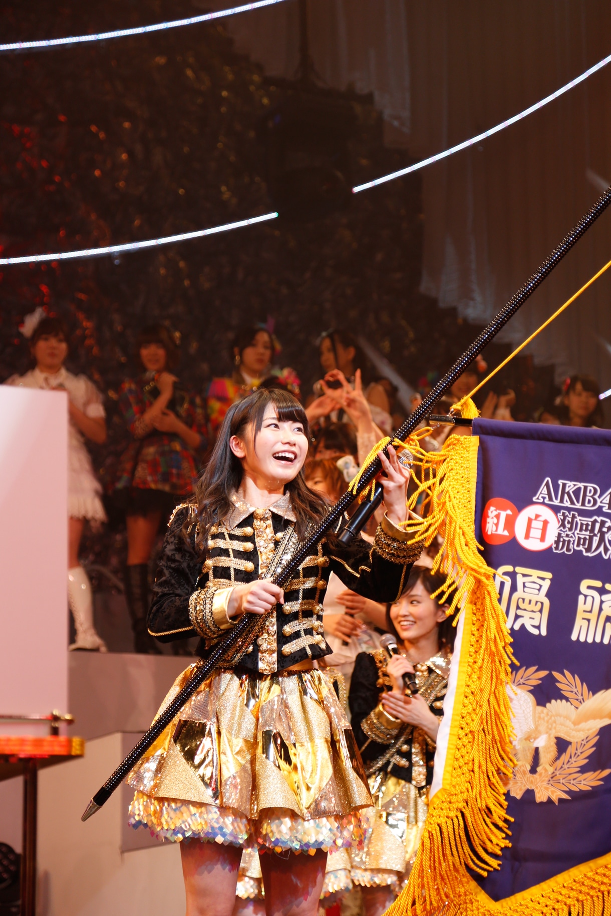 優勝旗を掲げる横山由依。 (C)AKS