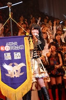 「第3回AKB48紅白対抗歌合戦」優勝は白組。優勝旗を掲げるキャプテン横山由依。 (C)AKS