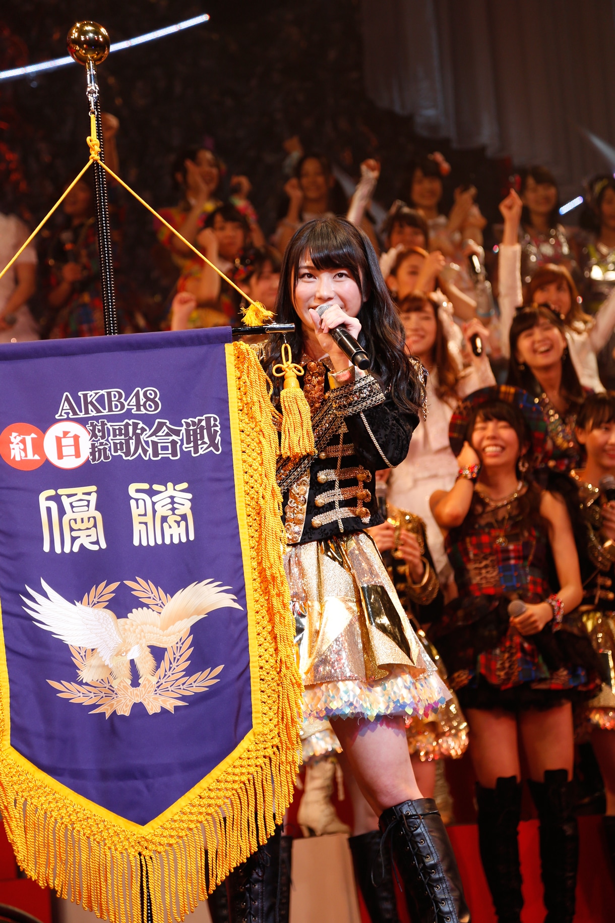 「第3回AKB48紅白対抗歌合戦」優勝は白組。優勝旗を掲げるキャプテン横山由依。 (C)AKS