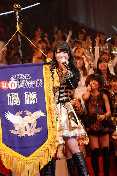 「第3回AKB48紅白対抗歌合戦」優勝は白組。優勝旗を掲げるキャプテン横山由依。 (C)AKS