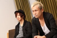 左から内藤祐貴夫（G）、松浦奏平（Vo）。