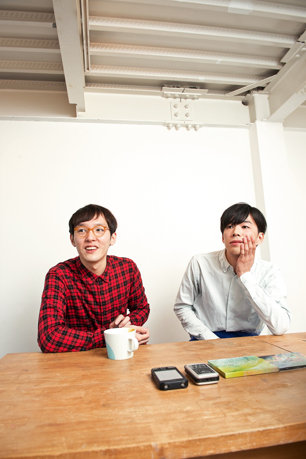 インタビューに応じるceroの高城晶平（左）と荒内佑（右）。