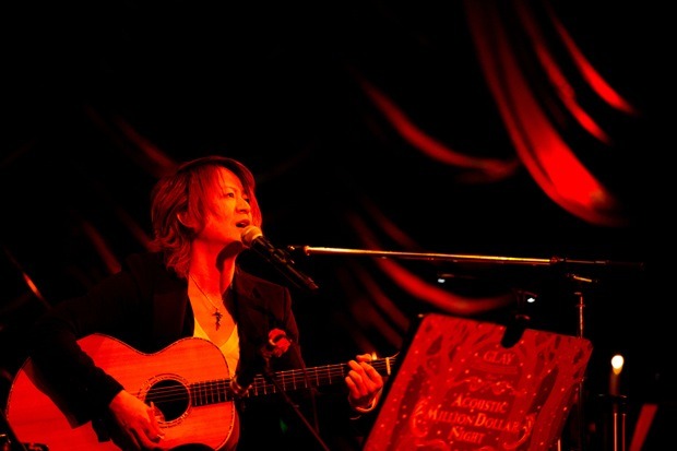 GLAY「GLAY MOBILE Presents 5th anniversary special GLAY CHRISTMAS SHOW 2013 winter ～ACOUSTIC MILLION DOLLAR NIGHT～」の様子。