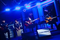 「MUSIC FRIDAY on Google+ | YouTube」でのHemenwayのスタジオライブの様子。