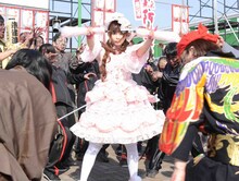 映画「ヌイグルマーZ」のワンシーン。ヌンチャクを持ってポーズを決める中川翔子。