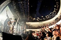 髭「CLUB JASON in "DECADE"」東京・東京キネマ倶楽部公演の様子。
