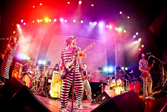 髭「CLUB JASON in "DECADE"」東京・東京キネマ倶楽部公演の様子。