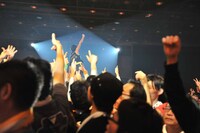 客席に飛び込み拳を上げる水野晴子。