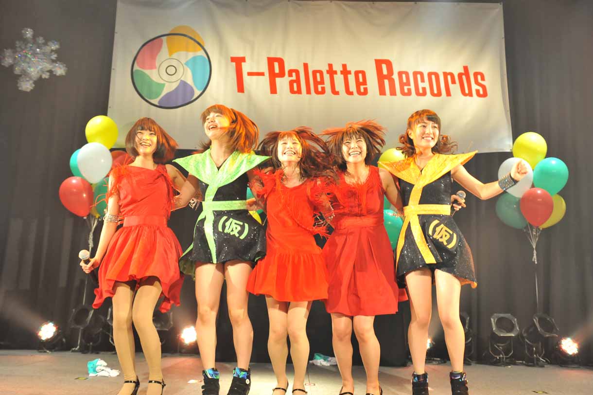 「圧倒的なスタイル」でアップアップガールズ（仮）の森咲樹と関根梓が登場しNegiccoの3人とラインダンスを行う。