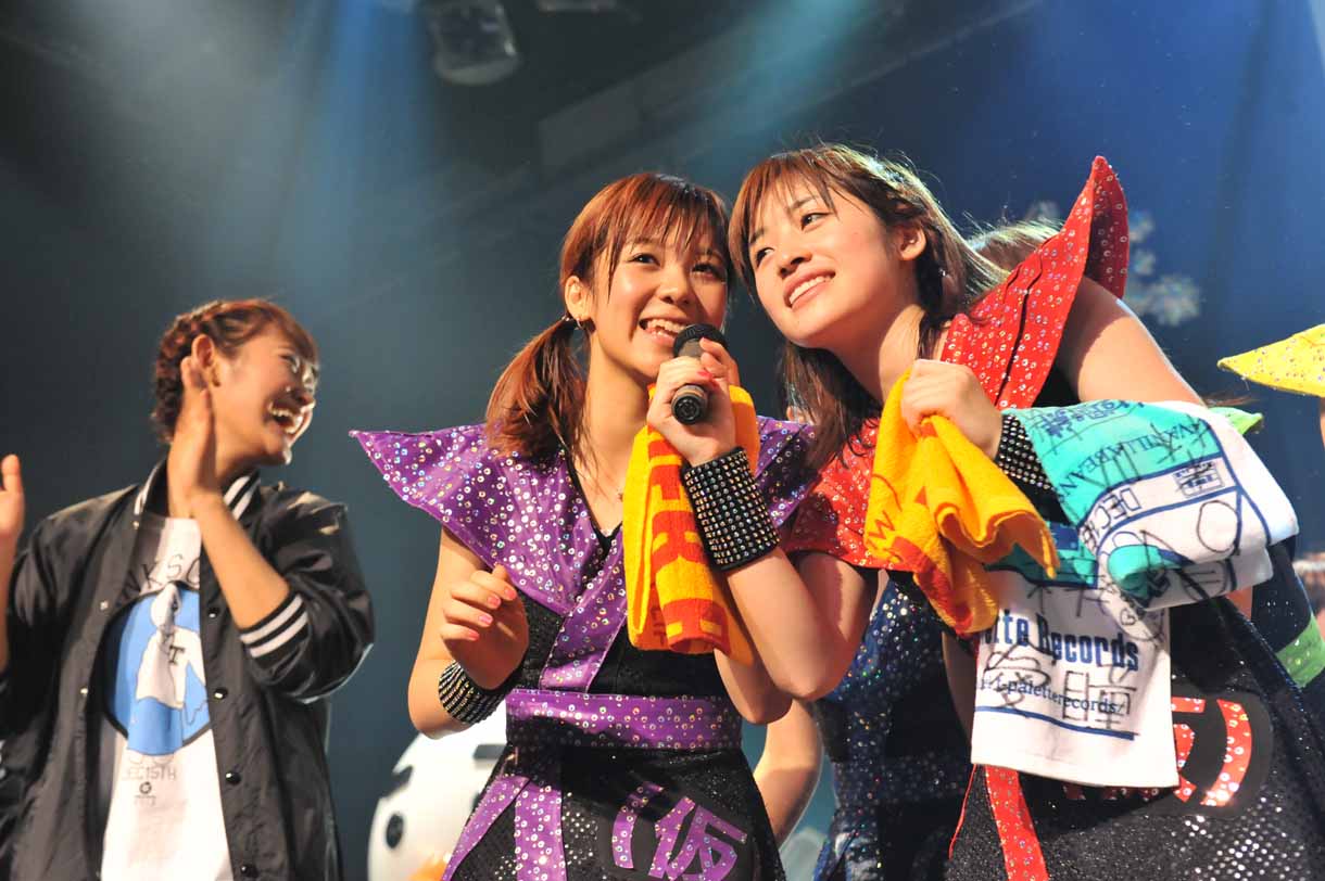 「MajiでKoiする5秒前」を歌うアップアップガールズ（仮）の佐藤綾乃、仙石みなみ。