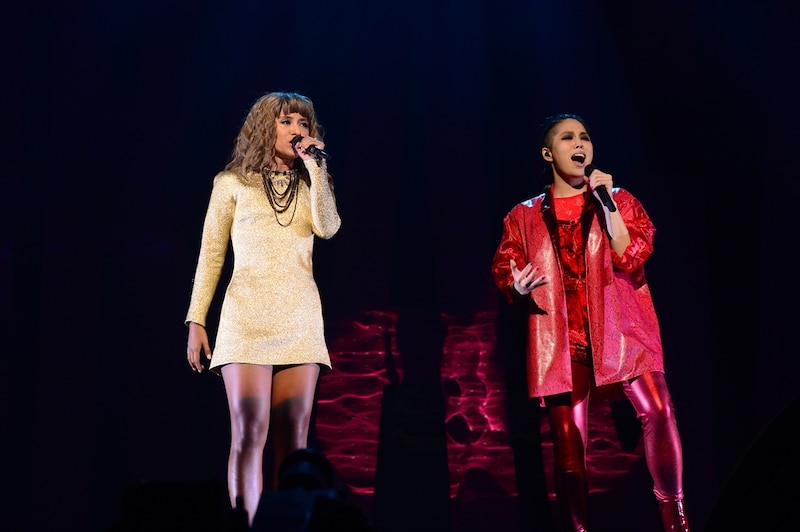 コラボ曲「After The Storm」を熱唱するシェネル、AI。 （撮影：岸田哲平［TEPPEI KISHIDA］）