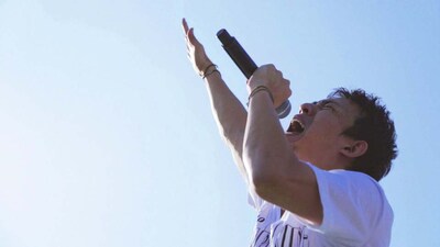 映画「ファンキー加藤 / My VOICE ～ファンモンから新たな未来へ～」のワンシーン。