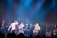 石崎ひゅーいをゲストボーカルに迎え「真夏の夜の事」をパフォーマンスする初恋の嵐。（撮影：西槙太一）