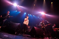 初恋の嵐とゲストボーカルの堂島孝平。（撮影：西槙太一）