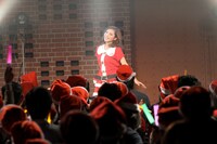 河西智美のソロライブの様子。