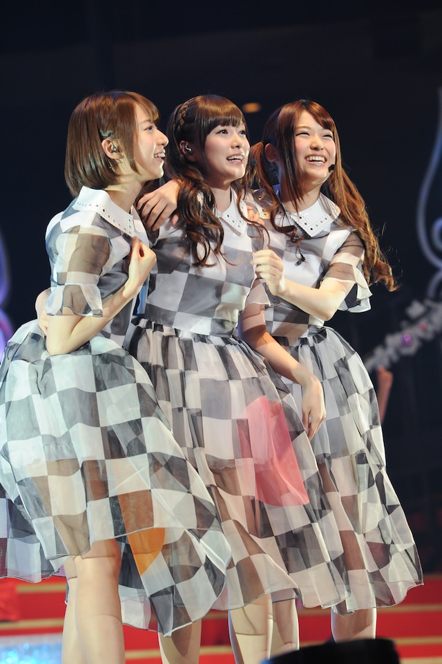 橋本奈々未、白石麻衣、松村沙友理（左から）