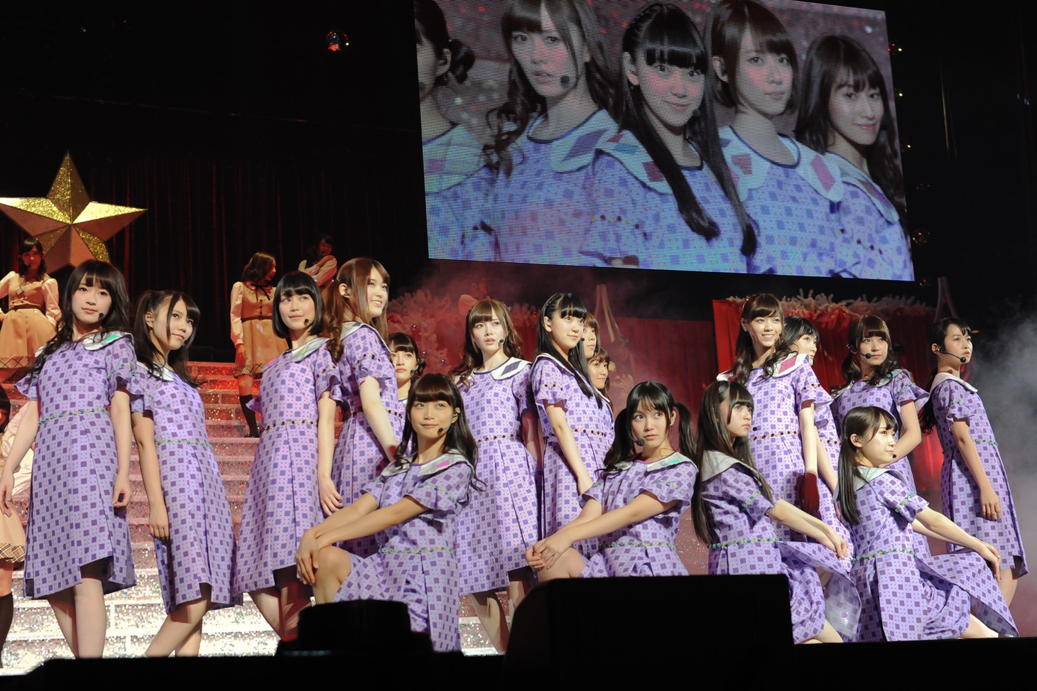 今週の人気の画像8位は「乃木坂46、初武道館でファン1万2000人とXmasパーティ」より、「乃木坂46 Merry X'mas Show 2013」の様子。