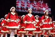 サンタの衣装に身を包んだ乃木坂46。