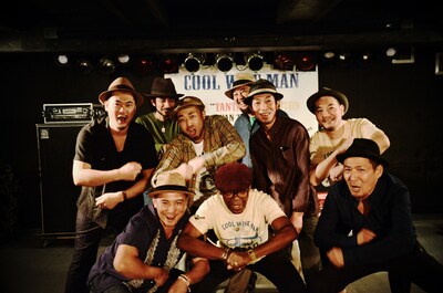 COOL WISE MANとエディ・タンタン・ソートン（中央）。