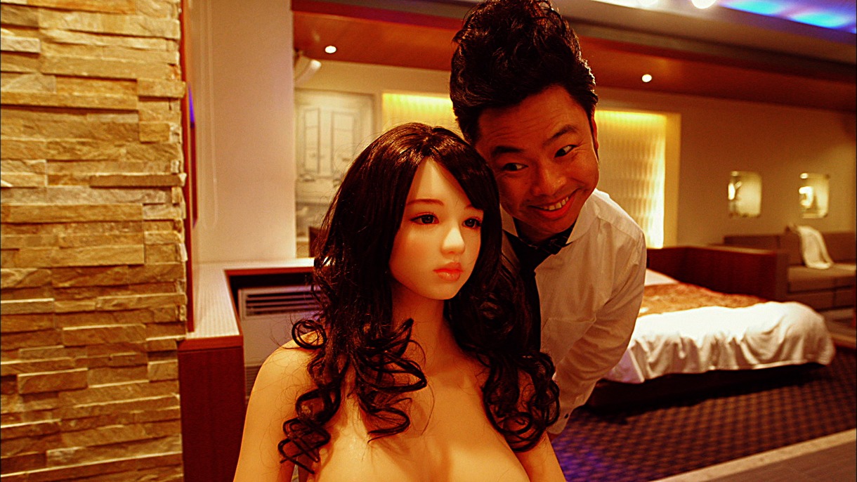 「LOVETOPIA（ラブトピア）」のワンシーン。左からラブドール、浜野謙太。