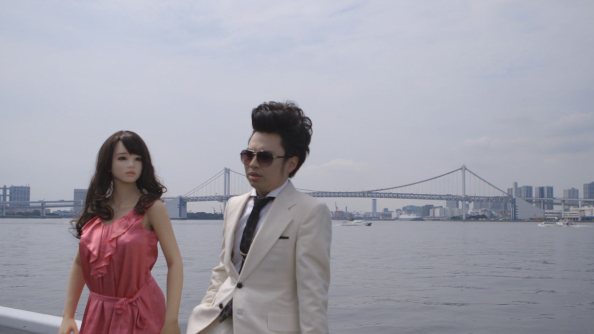 「LOVETOPIA（ラブトピア）」のワンシーン。左からラブドール、浜野謙太。