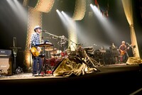 奥田民生「奥田民生 2013ツアー“SPICE BOYS”」東京・中野サンプラザホール公演の様子。