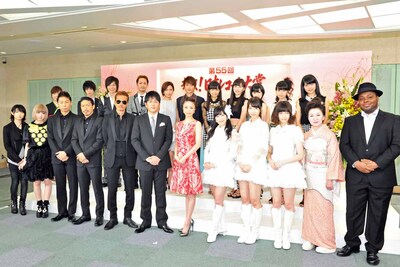 総合司会の安住紳一郎アナウンサー、上戸彩と各賞を受賞したアーティストたち。