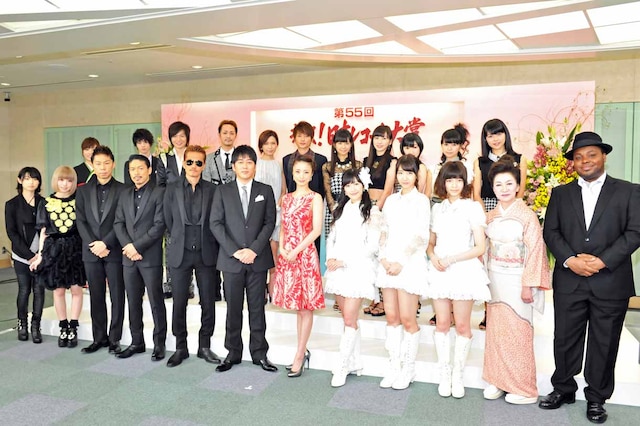 総合司会の安住紳一郎アナウンサー、上戸彩と各賞を受賞したアーティストたち。