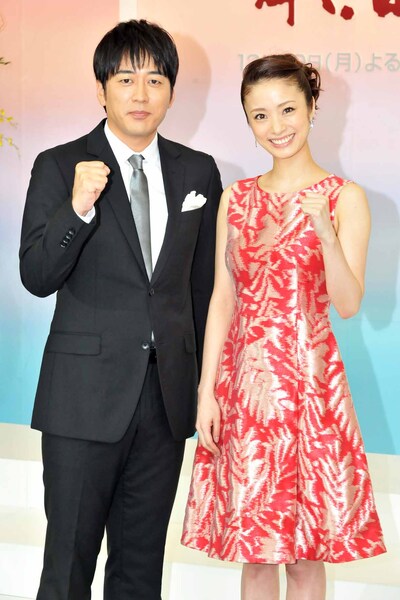 左からTBSアナウンサー安住紳一郎、上戸彩。