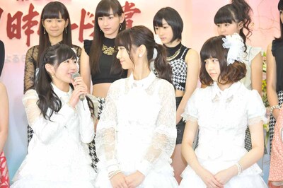 AKB48のメンバー。左から渡辺麻友、柏木由紀、島崎遥香。