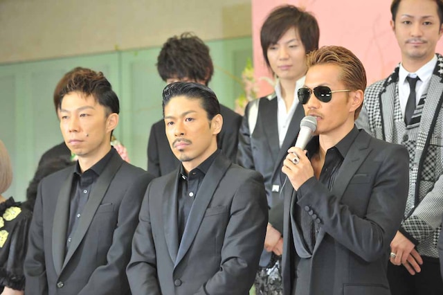 EXILEのメンバー。左からUSA、MATSU、ATSUSHI。