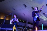 左から大原櫻子、吉沢亮。