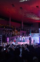 観客に別れの挨拶をするMUSH&Co.。