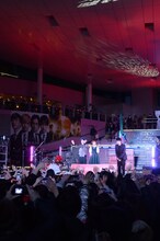 観客に別れの挨拶をするMUSH&Co.。