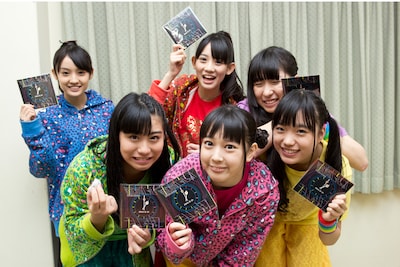 CDを手にしたライブ本番前のチームしゃちほこ。