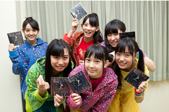 CDを手にしたライブ本番前のチームしゃちほこ。