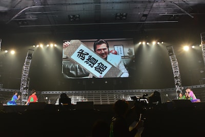 日本武道館公演開催決定を告げる竹内力。