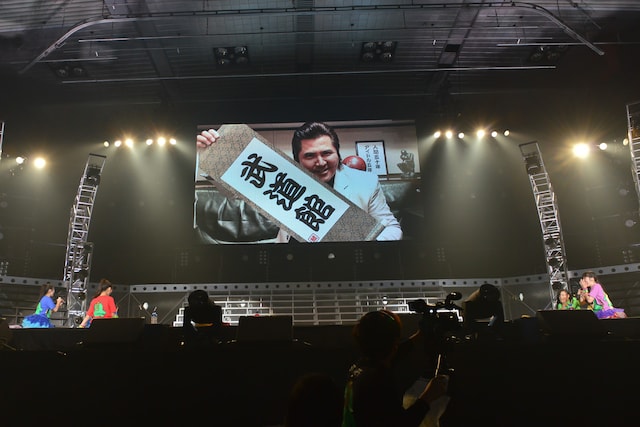 日本武道館公演開催決定を告げる竹内力。