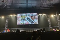 チームしゃちほこ「愛の地球祭り2013」の様子。日本武道館公演決定の知らせに腰を抜かすメンバー。