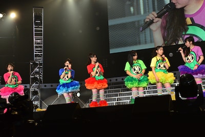 チームしゃちほこ「愛の地球祭り2013」の様子。日本武道館公演決定の知らせに動揺するメンバー。