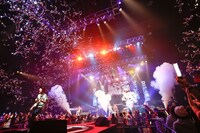 DISH//「サンタも皿もBIGり!! 2周年記念パーリナイッ☆＠Zepp Tokyo」東京・Zepp Tokyo公演の様子。