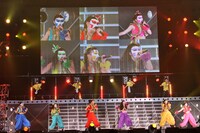 仮面をかぶって歌い踊る6人とピザキッズダンサー。