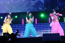 チームしゃちほこ初のユニット曲「私がセンター」を歌う安藤ゆずとストロベリー・グッバイ・フォーエバーズ。左から伊藤千由李、坂本遥奈、安藤ゆず。